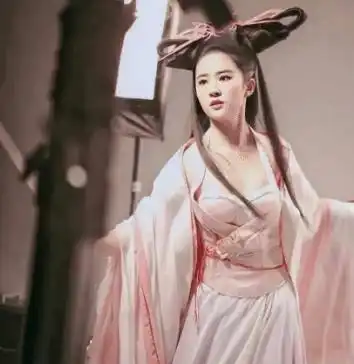 刘亦菲古装剧照太吸睛,抹身材裙搭配披肩,比现代装还时尚