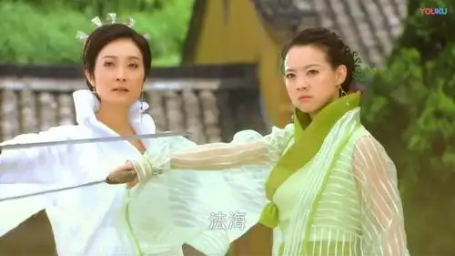 天师钟馗里小青的打扮偏向清纯的邻家小妹,画风格外清纯