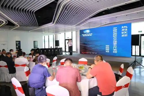 中国侨商联合会五届四次理事会参访团到v1汽车世界考察
