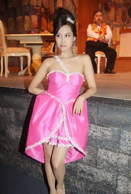 朱茵商演旧照曝光,穿粉色单肩裙洋气又可爱,被指像芭比娃娃
