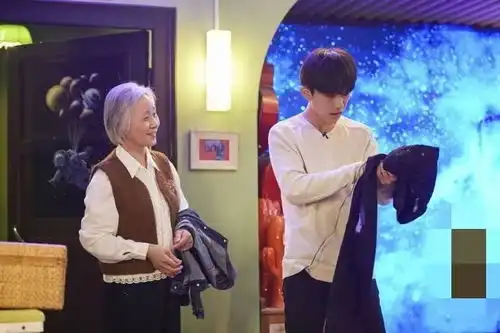 易烊千玺素颜为家乡拍摄宣传视频,但他的声音好像感冒了