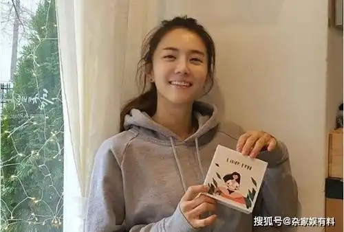 穿着婆婆裤子躺在公公腿上,放羊的星星女主,遭老公监控拍到
