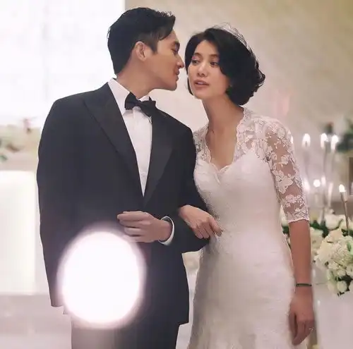 张智霖儿子母亲节晒照,魔童揽妈妈臂膀彰显男友力,身高赶超妈妈