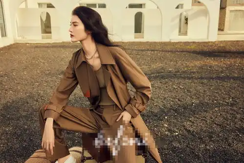 何穗最新广告大片,西装套装配骑士靴,率性时髦气场足