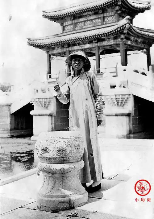 晚清老照片颐和园小太监嬉皮笑脸,年轻王爷相貌英俊