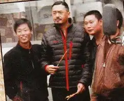 巨星没派头周润发片酬4千万街头吃肉串
