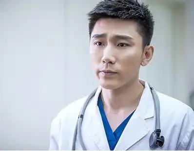 急诊科医生郑岚扮演者苏小明整容了吗看着怪怪的