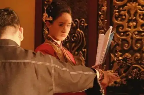 12位嘉宾宣传琉璃云歌会,11位配图都是团体照,唯独成毅特殊
