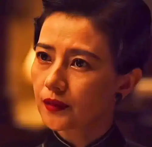 41岁高圆圆疑肤色暗淡皱纹明显网友优雅地老去