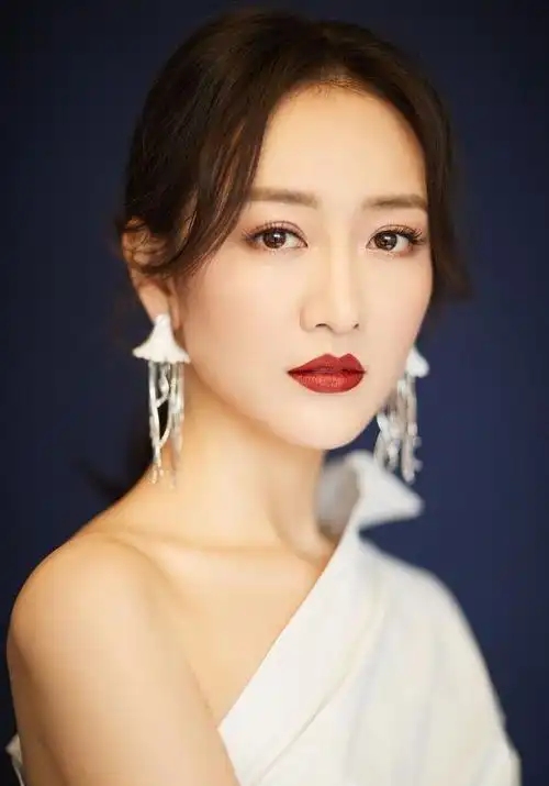 有一种整容叫王鸥卸妆,妆前是人间水蜜桃,妆后变成憔悴无眉大姐
