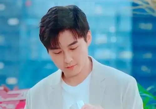 心动4快乐星球cp唱k,小孔跟姐妹走前边,马董与大雄搀扶着
