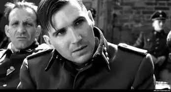 电影辛德勒的名单司令官为什么毒打海伦