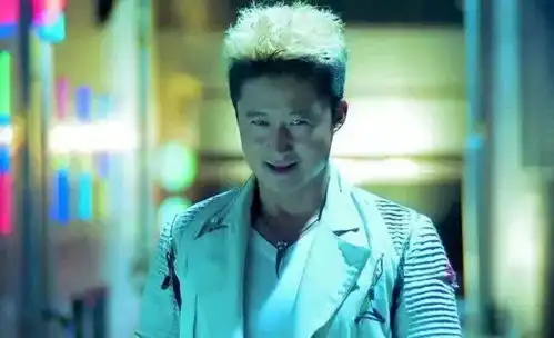 不顾形象当街挖鼻屎身材发福胡子拉碴昔日的战狼吴京狂赚百亿后尺度大开
