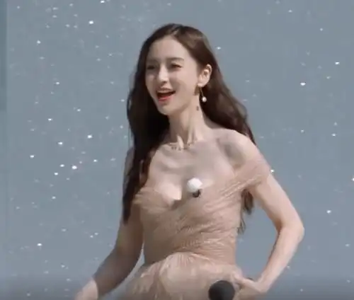 杨颖太瘦撑不起抹胸礼裙看的大家强迫症发作真想把裙子扯上去
