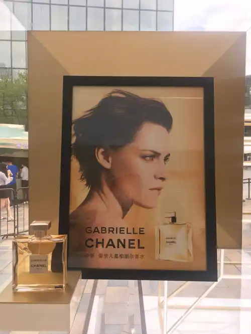闻香识女人三里屯下起了香水雨,沉浸在香奈儿嘉柏丽尔香水展