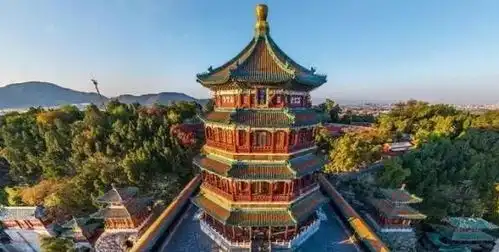 边走边触摸着红墙青瓦,仿佛在做一场金碧辉煌的繁华旧梦
