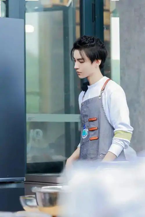 王俊凯黑历史火了又是方言式英文,又是霸气护粉,笑翻了