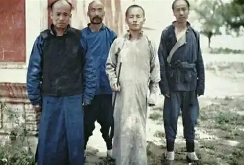 法国富豪曝出一组晚清彩照格格妆容恐怖,颐和园仿佛天堂
