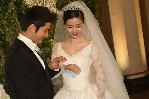 黄晓明杨颖离婚起初两人般配的黑白配情侣装,骗了多少人