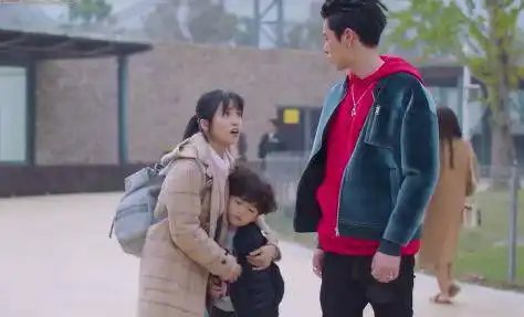 菜寺场夫妇又发糖,王鹤棣戏外超温柔很会带娃网友一家三口