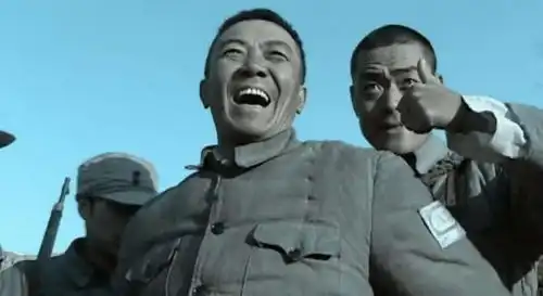 同样是护士喂饭,老版亮剑正正经经,新版确定不是在勾引老李
