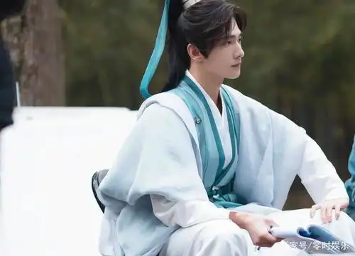 杨洋再次回归古装剧,一身白衣衬托出高颜值,女主颜值照样能打