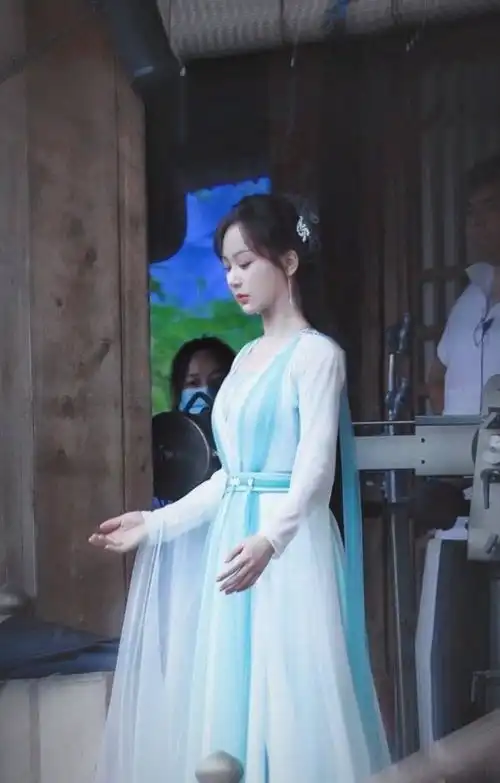 杨紫曝2套新剧路透造型,长裙与长袍来回切换,风格过于多变
