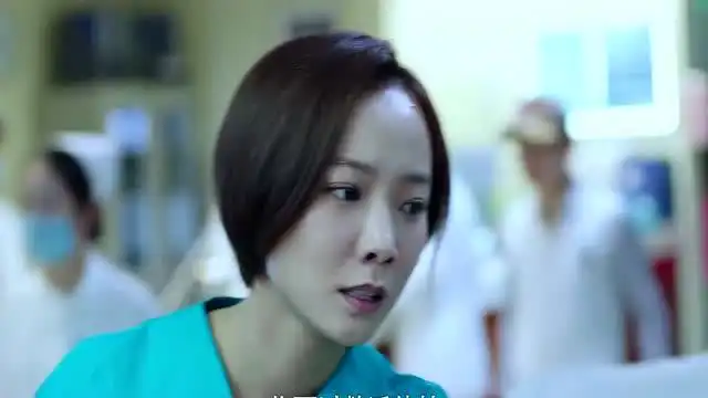 急诊科医师梅律师的病情出现突发情况,医生不停抢救,幸好没事