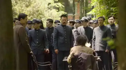 觉醒年代大结局历史整一百年,这盛世如您所愿,上海龙华烈士陵园人们自发前往祭奠
