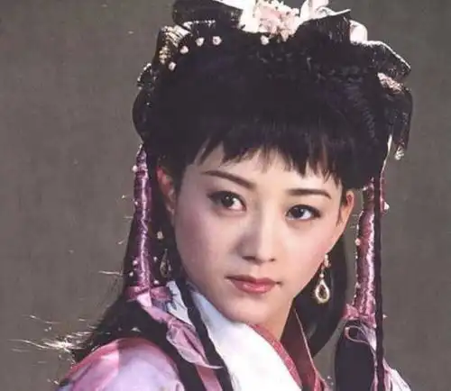 笑傲江湖里,他出身豪门却一生坎坷,为报家仇不惜自宫练剑