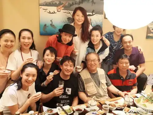 黄磊北电同学聚会一位女同学对黄磊行为亲昵,被网友批不检点
