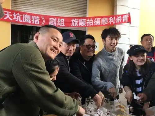 王俊凯新剧天坑鹰猎成功杀青上演湿身诱惑撩到不行
