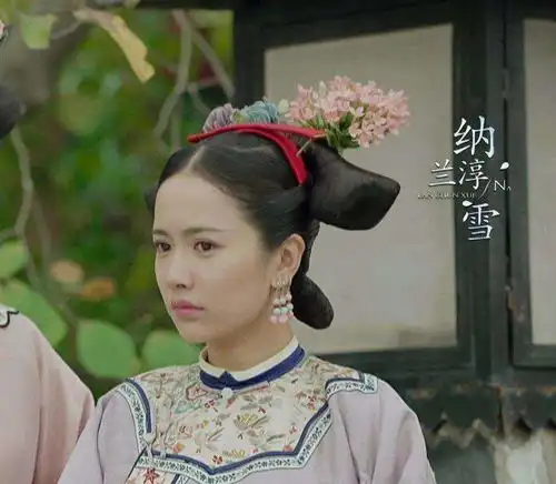 如懿传中,为什么舒妃的父亲叫纳兰永寿,她却姓叶赫那拉氏