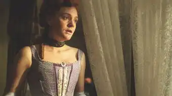 绛红雪白的花瓣先谋生,再谋爱
