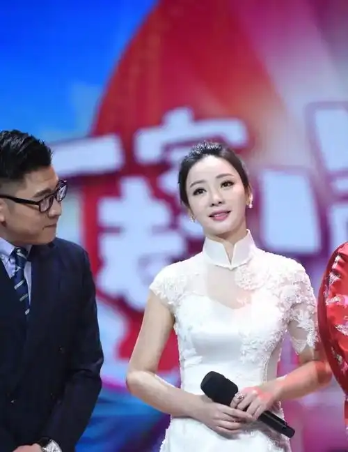 40岁柳岩造型突变,穿白色旗袍走复古中国风,镂空背部好性感
