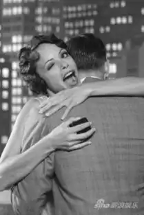 艺术家女主角献声主持戛纳电影节开幕
