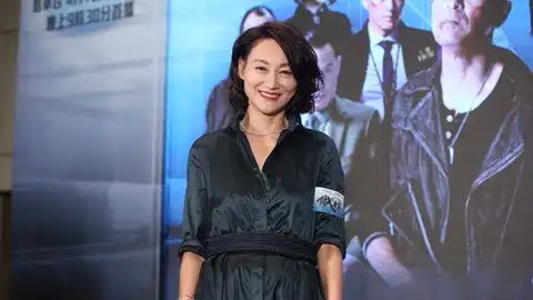 61岁惠英红遵循减肥养生7大哲学,如今仍然是年轻女子的苗条身形
