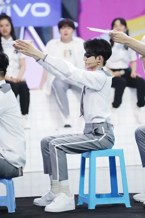 200620王源工作室分享快本剧照毕业季奏响青春圆舞曲
