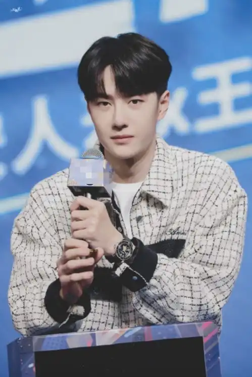 组图王一博见面会齐刘海造型乖巧主持人现场安利风起洛阳
