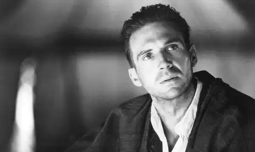 因为演技太赞,人们忘了他有多帅拉尔夫费因斯