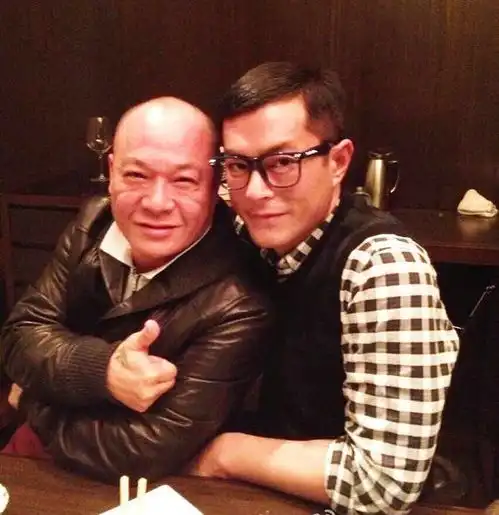 两位江湖大佬同框陈惠敏年迈却霸气,吴志雄满身纹身却很显紧张