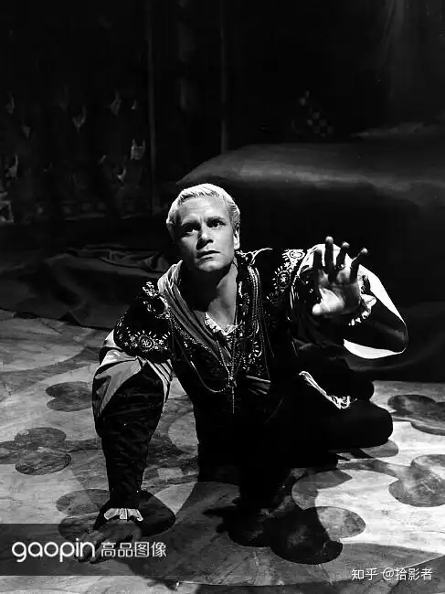 劳伦斯奥立弗最经典的哈姆雷特,第一位获得王室封号的演员,英国最重要的戏剧奖以他命名
