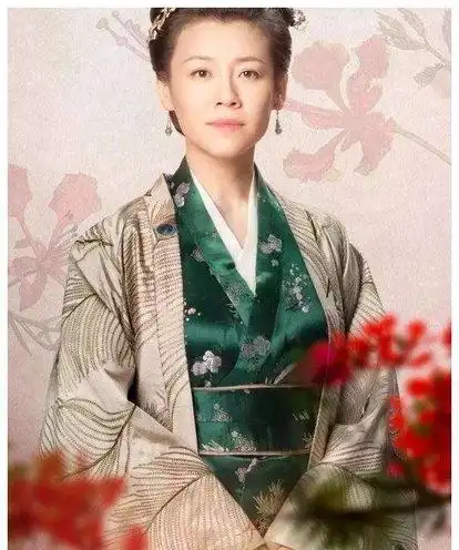 26岁得影后,痴恋大17岁导演被抛弃,今46岁一家三口很幸福
