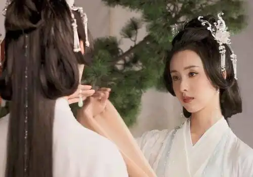 长月烬明面如观音,心如蛇蝎,陈都灵的女二号,也太带感了吧
