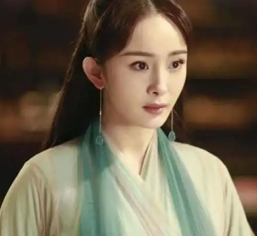 杨幂离婚后愈发不羁,大胆挑战银箔裙年度大戏将军诺
