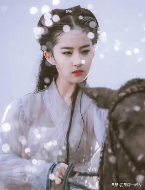 神雕侠侣中刘亦菲雨中骑马绝美剧照,有种不食人间烟火的感觉
