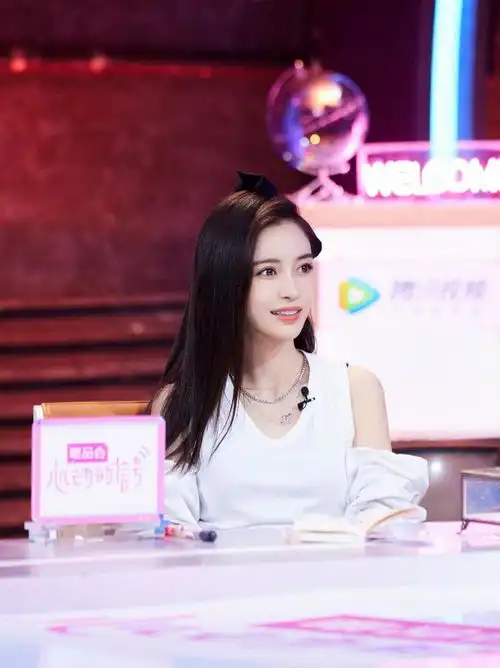 杨颖明亮大眼睛白色连衣裙剧照