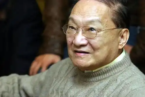 金庸巅峰时隐退,任职高校院长,南大教授副教授都不够格