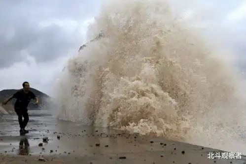 16级台风有多猛2万吨航母被撕裂掀翻,800多人命丧深海