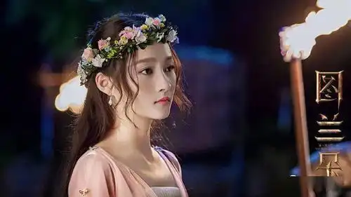 关晓彤电影新造型着粉纱裙头戴花环温柔至极
